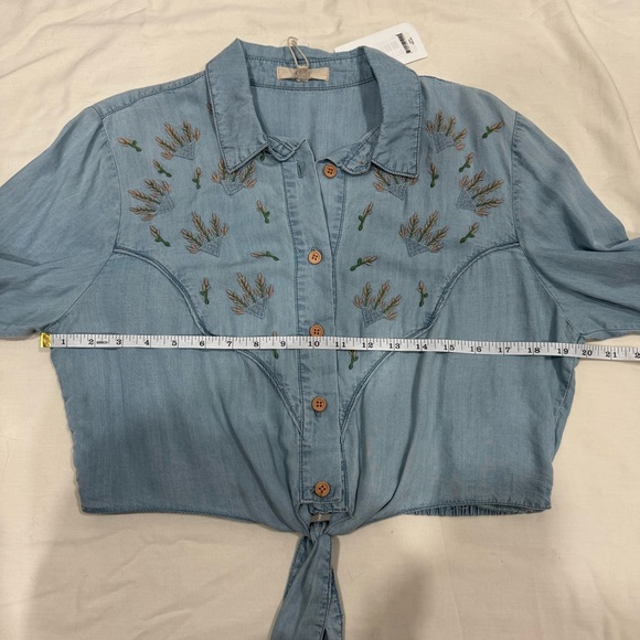 NWT CHELSEA & VIOLET Chambray Embroidered Button Down Cropped Tie Front Top L - Picture 6 of 8